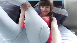 Шикарная путана Mimi_morgane87 ласкает бритую пизду