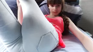 Шикарная путана Mimi_morgane87 ласкает бритую пизду