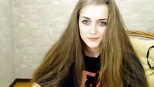 Симпатичная курва Tina_dous0n трахает пизду дилдо
