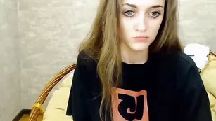 Симпатичная курва Tina_dous0n трахает пизду дилдо