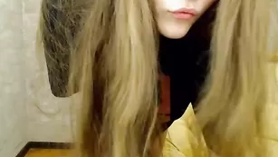 Симпатичная курва Tina_dous0n трахает пизду дилдо