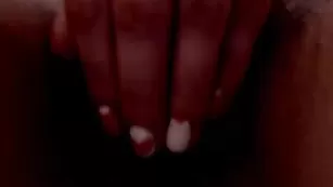 Черноволосые лесби Ellieleen занимаются мастурбацией