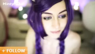 Жаркая крошка Hottminx трахает пизду пальчиками