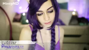 Жаркая крошка Hottminx трахает пизду пальчиками