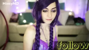 Жаркая крошка Hottminx трахает пизду пальчиками