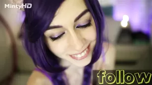 Жаркая крошка Hottminx трахает пизду пальчиками