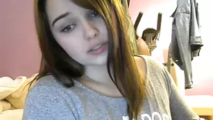 Сексуальная бабенка Wearethebestinthissite сосет парню член