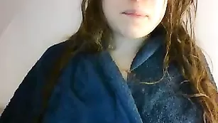 Озорная сучка Bodnotfac раздевается после душа