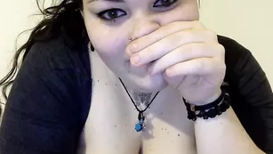 Грудастая толстуха Dolcinoincam смачно трахает пизду