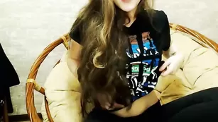 Симпатичная пассия Tina_dous0n нежно теребит вагину