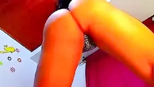 Озорная брюнеточка Hornykimmie трахает пизду фаллосом