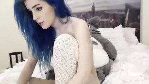 Смазливая сучка Kati3kat смачно дрочит пизду
