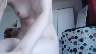 Знойная путана Evelyn18 ласкает бритую пизду