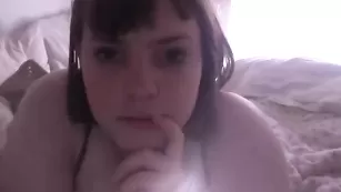 Ажурная толстушка Redheadbb ласкает пилотку через трусики