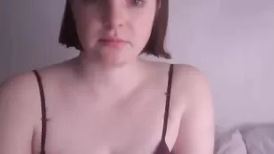 Ажурная толстушка Redheadbb ласкает пилотку через трусики