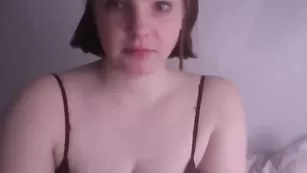 Ажурная толстушка Redheadbb ласкает пилотку через трусики