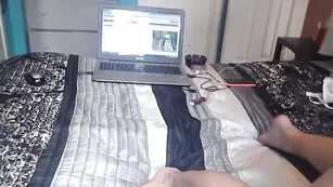 Шальная самка Zodiacgrrrl ласкает половые губки