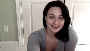Черноволосая курва Ilovemollie1 соблазняет большой попой