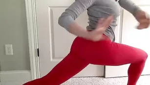 Черноволосая курва Ilovemollie1 соблазняет большой попой