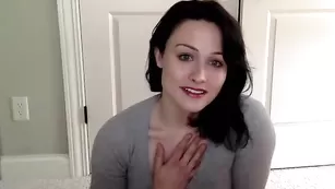 Черноволосая курва Ilovemollie1 соблазняет большой попой