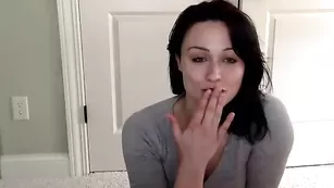 Черноволосая курва Ilovemollie1 соблазняет большой попой