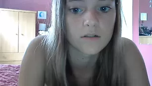 Озорная сучка Cuteymya мастурбирует киску