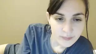 Импозантная стерва Cleolane раздевается перед камерой