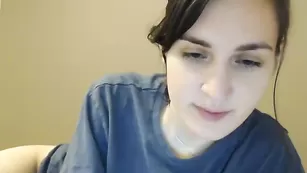 Импозантная стерва Cleolane раздевается перед камерой