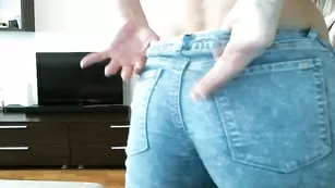 Шикарная кобыла Sexy_sabotage нежно мастурбирует пизду