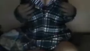 Грудастая брюнетка Red_ros3 ласкает крупные сиськи