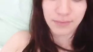 Симпатичная цыпочка Floridasara смачно теребит вагину рукой