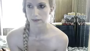 Цыпочка с косичкой Wynfreya смачно дрочит киску