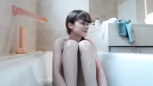 Грудастая куколка Mimi_morgane87 трахает анал в ванне