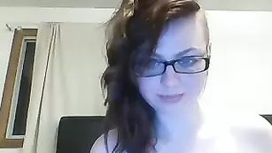 Пышная самка в очках Dominodark011 трахает анус