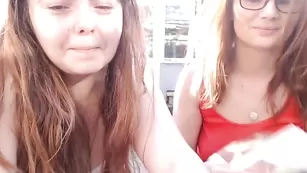 Темноволосые цыпочки Toxicanna эротично целуются и не только