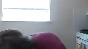 Знойная шлюшка Kenadeebear раздевается и дрочит пизду