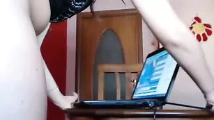 Аппетитная сучка Youaredirect демонстрирует бритые дырочки