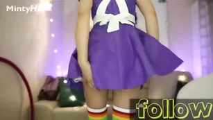 Красавица в чулках Hottminx трахает бритую пизду