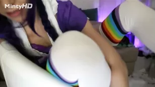 Красавица в чулках Hottminx трахает бритую пизду