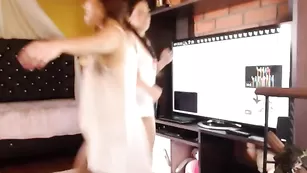 Очаровательные сучки Dulcemariaa дрочат пизду через трусики