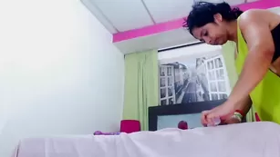 Ненасытная самка Yurysquirtx жестко дрочит обе дырки