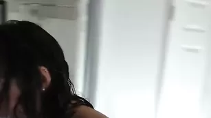 Шикарная брюнетка Shysub0413 моется в душе