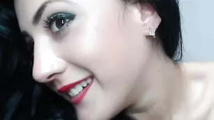 Черноволосая детка Anyasquirt трахает вагину секс игрушкой