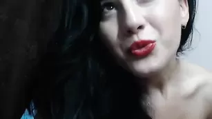 Черноволосая детка Anyasquirt трахает вагину секс игрушкой