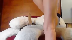 Стерва с упругой попкой Elisadeathnaked прыгает на страпоне