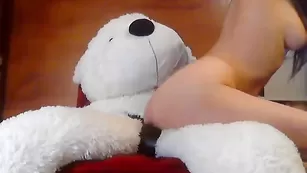 Стерва с упругой попкой Elisadeathnaked прыгает на страпоне