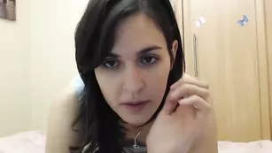 Обворожительная телка Cleolane теребит половые губки