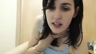 Обворожительная телка Cleolane теребит половые губки