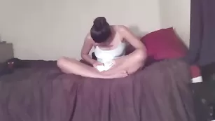 Симпатичная брюнетка Ilikebigboys наминает шикарную грудь