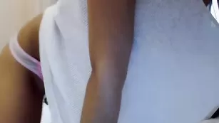 Ажурная брюнетка Be_jay обнажает красивые сиськи